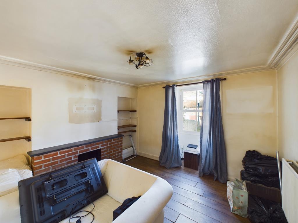 Lot: 141 - FREEHOLD HOUSE WITH LARGE GARDEN - Dining room